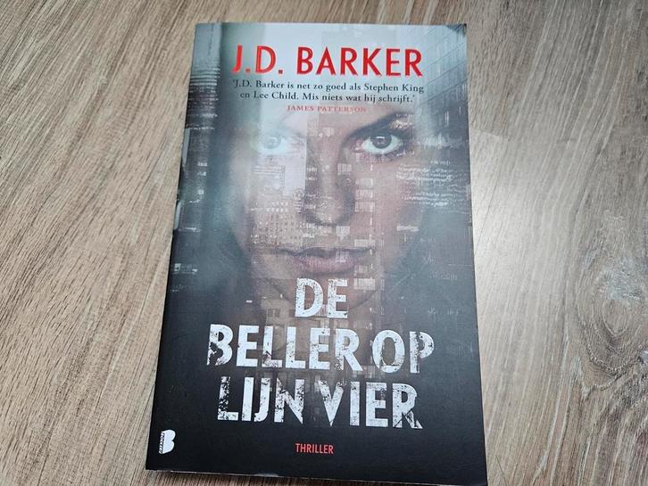 J.D. Barker - De beller op lijn vier, Boeken, Thrillers, Zo goed als nieuw, Ophalen