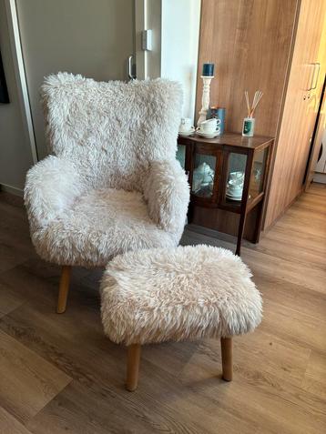 Leuke fauteuil met voetenbankje beschikbaar voor biedingen