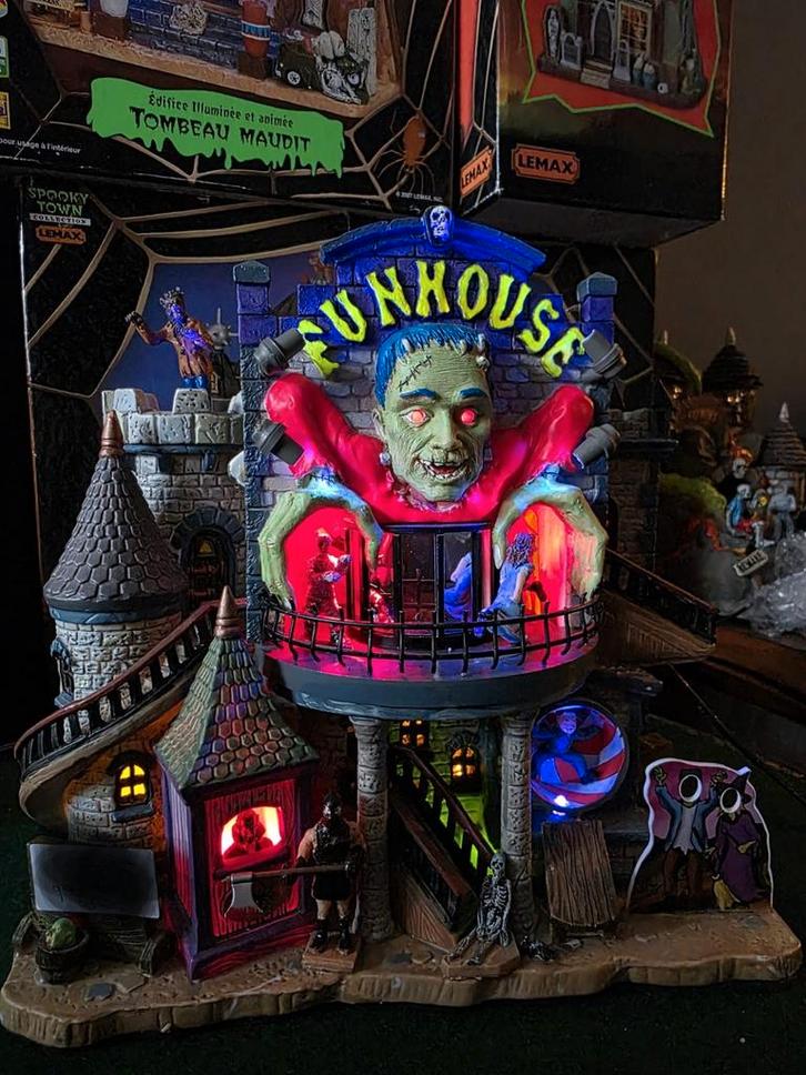 Lemax Spooky Town Funhouse - Compleet!, Huis en Inrichting, Woonaccessoires | Overige, Zo goed als nieuw, Ophalen of Verzenden