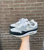 Nike Air Max 1 Wolf Grey, Kleding | Heren, Schoenen, Overige kleuren, Nike, Ophalen of Verzenden, Sneakers of Gympen
