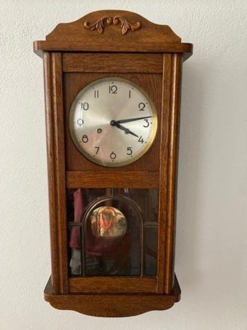 eiken wandklok met slinger  beschikbaar voor biedingen
