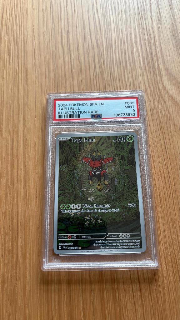 PSA 9 - Tapu Bulu (SFA 065) - illustration rare, Hobby en Vrije tijd, Verzamelkaartspellen | Pokémon, Nieuw, Losse kaart, Foil