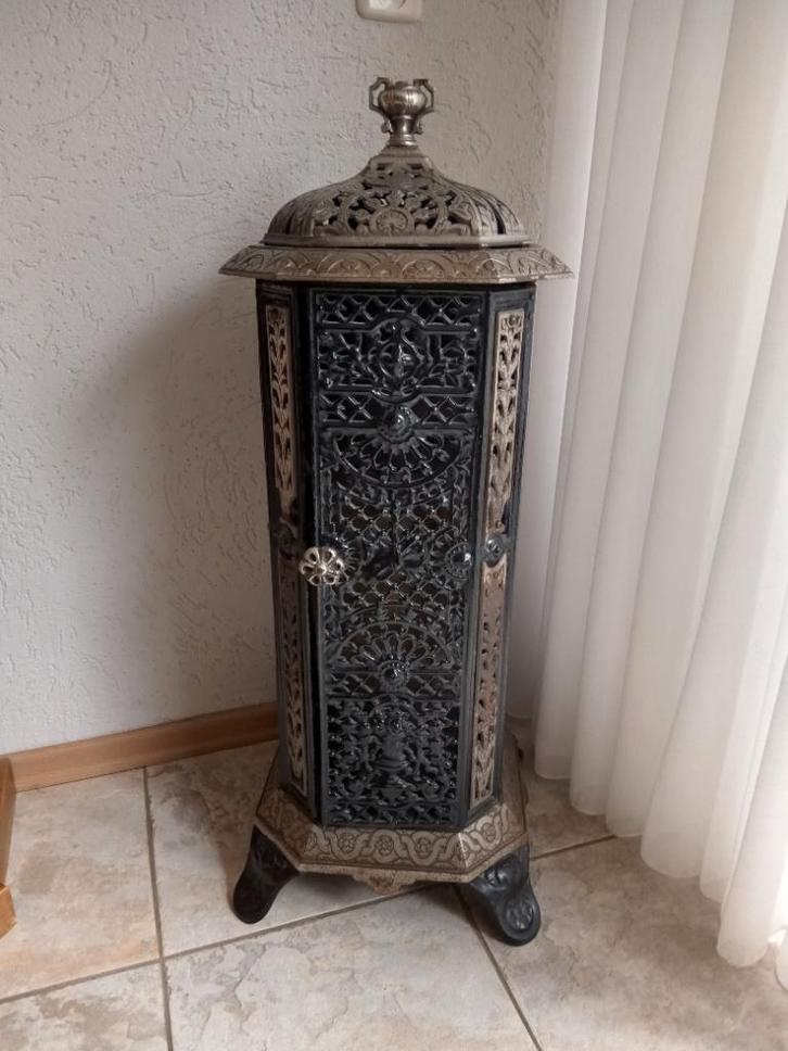 Antieke gietijzeren  kolomkachel, Huis en Inrichting, Kachels, Gebruikt, Vrijstaand, Houtkachel, Hout, Ophalen