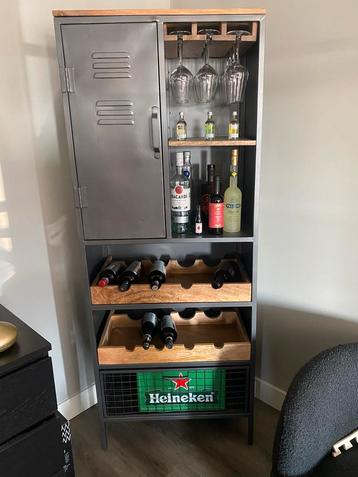 Wijnkast met opbergruimte beschikbaar voor biedingen