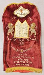 judaica/ geborduurde + geappliceerde joodse toramantel, 1956, Antiek en Kunst, Antiek | Religie, Ophalen of Verzenden