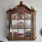 Muur kastje met porseleinen accessoires., Huis en Inrichting, Ophalen, 50 tot 100 cm, Zo goed als nieuw, Minder dan 25 cm
