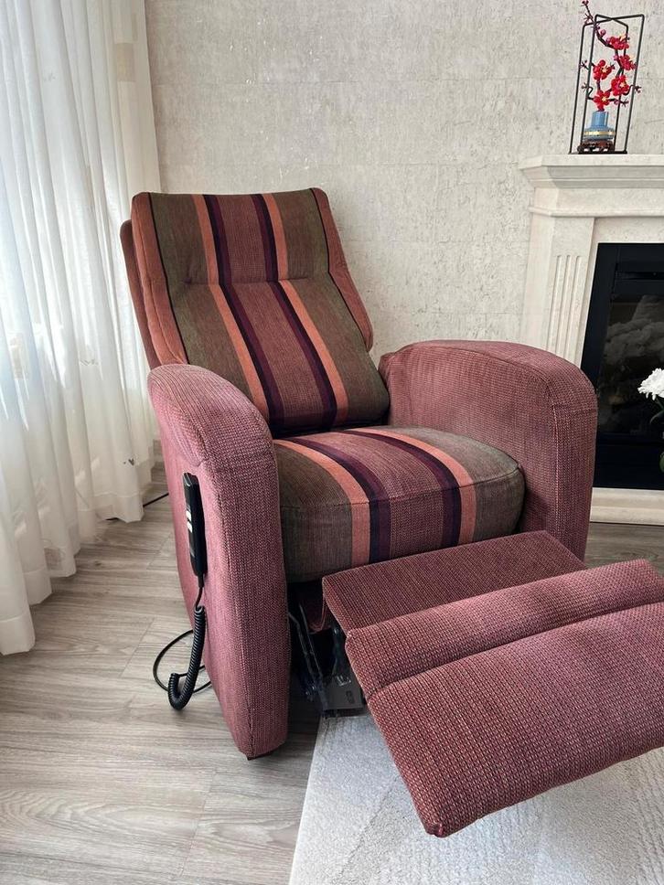 Twee stoffen fauteuils waarvan 1 electrisch kleur bordeaux, Huis en Inrichting, Fauteuils, Gebruikt, Stof, 50 tot 75 cm, Ophalen