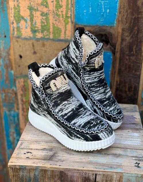 NIJI zwart gevoerde Boots " Look a likes " maat 41, Kleding | Dames, Schoenen, Nieuw, Sneakers of Gympen, Zwart, Ophalen of Verzenden