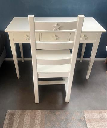 Wit houten kinder bureau met stoel beschikbaar voor biedingen
