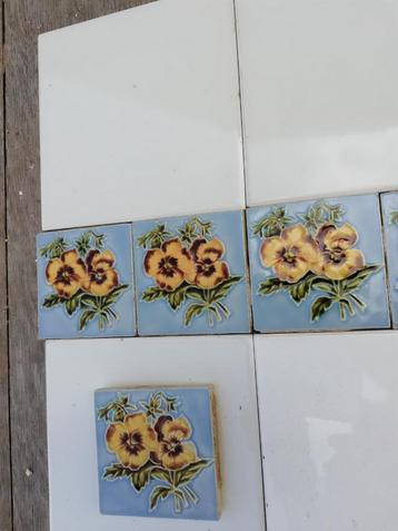 235 jugendstil wandtegels 7,5x7,5cm viooltjes in relief beschikbaar voor biedingen