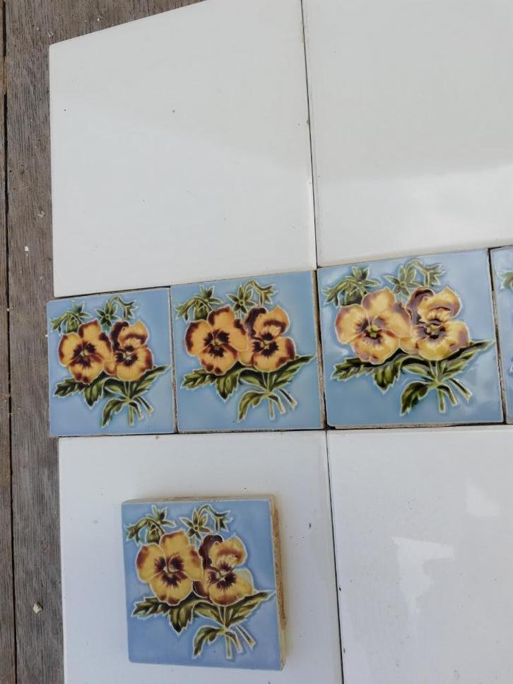 235 jugendstil wandtegels 7,5x7,5cm viooltjes in relief, Antiek en Kunst, Antiek | Wandborden en Tegels, Ophalen