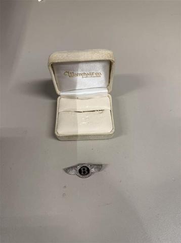 Bentley Zilveren emaille pin badge beschikbaar voor biedingen