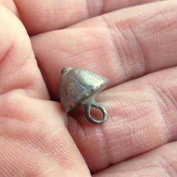 Antiek knoopje zilver (tietknoop) Bodemvondst knoopje beschikbaar voor biedingen