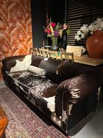 Stoere Chesterfield Koeienhuid Bank - 2.35m breed, Gebruikt, Rechte bank, 200 tot 250 cm, Driepersoons
