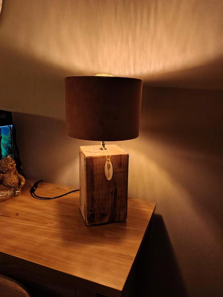 Mooie tafellamp, Huis en Inrichting, Lampen | Tafellampen, Nieuw, 50 tot 75 cm, Hout, Ophalen of Verzenden