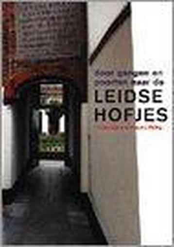 Door gangen en de poorten naar de Leidse hofjes beschikbaar voor biedingen