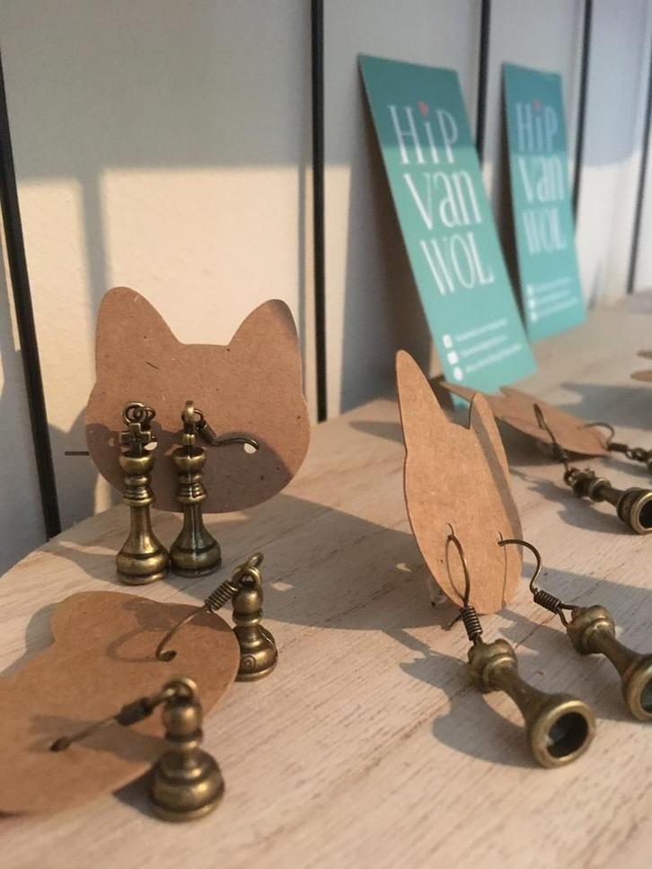 Schaakstukken, Sieraden, Tassen en Uiterlijk, Oorbellen, Nieuw, Hangers, Overige materialen, Bruin, Ophalen of Verzenden