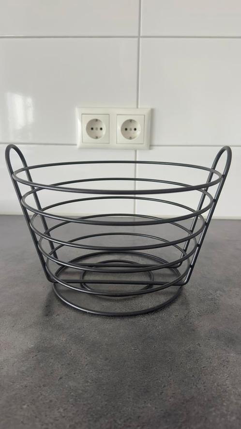 Metalen mand, mat zwart, in zeer goede staat, Huis en Inrichting, Woonaccessoires | Schalen en Manden, Zo goed als nieuw, Mand