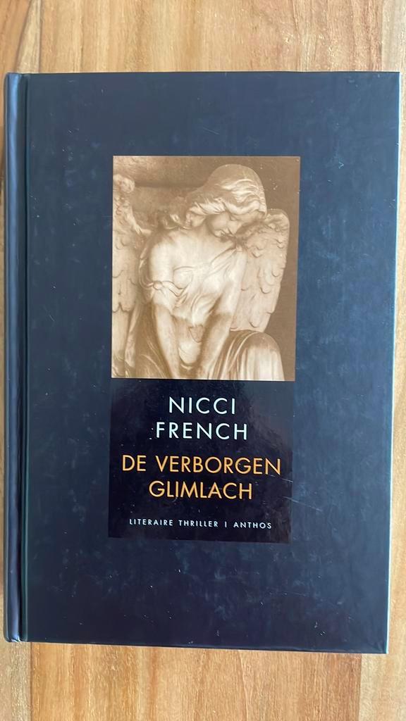 Nikki French - De verborgen glimlach, Boeken, Thrillers, Zo goed als nieuw, Nederland, Ophalen of Verzenden