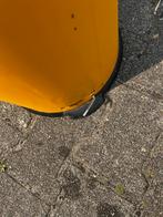 Gele prullenbak met gebruikssporen, Kunststof, Gebruikt, Met pedaal, 50 tot 75 cm