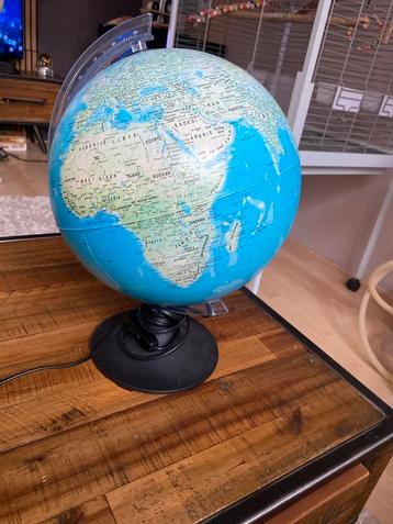 Wereldbol met verlichting beschikbaar voor biedingen