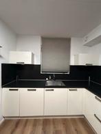 Moderne Hoekkeuken met Inbouwapparatuur, Huis en Inrichting, Keuken | Complete keukens, Ophalen, Wit, Hoekkeuken, Kunststof