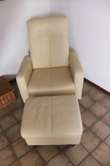 lederen relax stoel + hocker beschikbaar voor biedingen