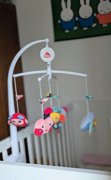 Schattige, vrolijke mobile met lief muziekje beschikbaar voor biedingen