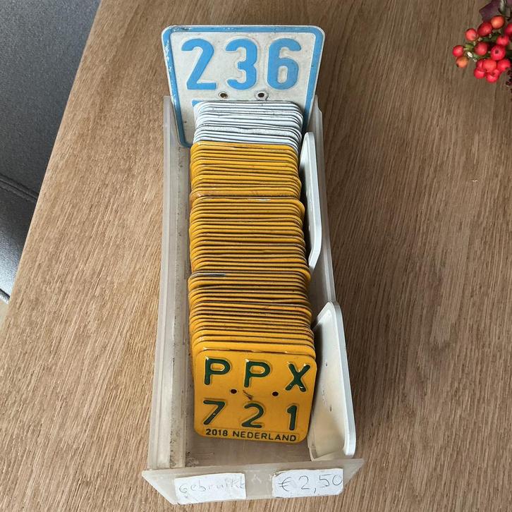 67 VERZEKERING PLAATJES EN PLAATHOUDERS VOOR VERZAMELLAAR, Fietsen en Brommers, Brommeronderdelen | Oldtimers, Zo goed als nieuw