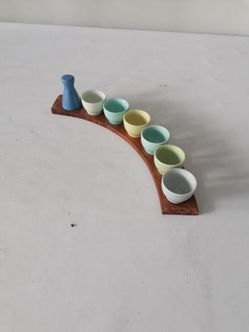 vintage pastel plateel eierdopset op origineel houten rekje beschikbaar voor biedingen