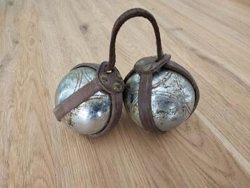 2 OUDE FRANSE VINTAGE PETANQUE BALLEN in LEREN HOUDER beschikbaar voor biedingen