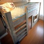 Houten bed , halfhoog 135 cm hoog (90 bij 200cm), Kinderen en Baby's, Kinderkamer | Stapelbedden en Hoogslapers, Ophalen, Gebruikt