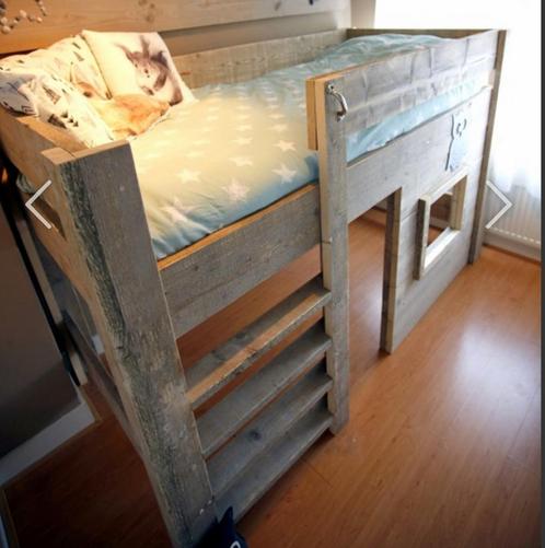 Houten bed , halfhoog 135 cm hoog (90 bij 200cm), Kinderen en Baby's, Kinderkamer | Stapelbedden en Hoogslapers, Gebruikt, Hoogslaper