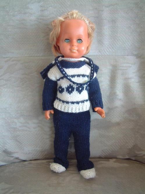 oude pop met gebreide blauw witte kleertjes nr. 3, Verzamelen, Poppen, Pop, Ophalen of Verzenden