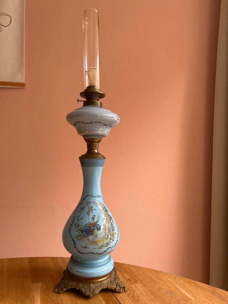 Blauwe olielamp met schommel decor opaline, Antiek en Kunst, Antiek | Lampen, Ophalen of Verzenden