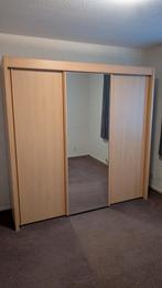 Stevige kast met 3 schuifdeuren en spiegel, Huis en Inrichting, Ophalen of Verzenden