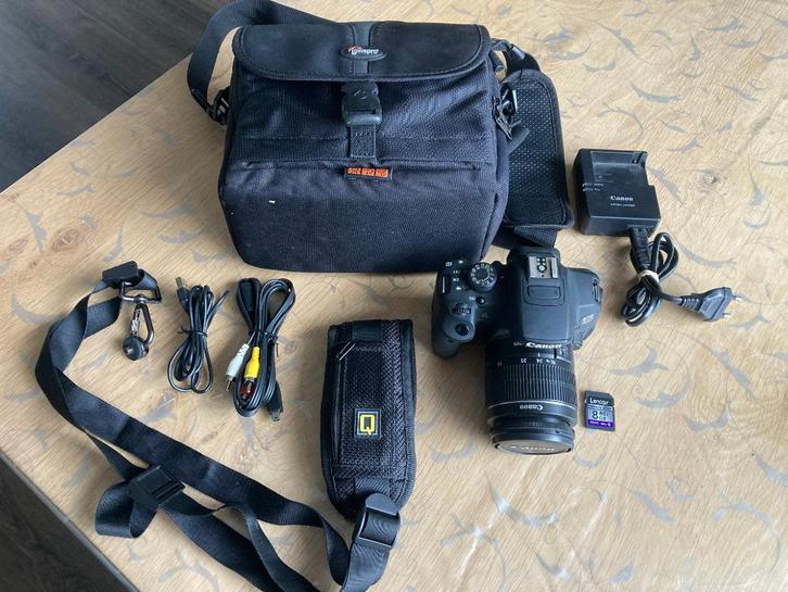 Canon EOS 700d met de Canon 18-55mm lll lens, Audio, Tv en Foto, Fotocamera's Digitaal, Zo goed als nieuw, Spiegelreflex, Canon