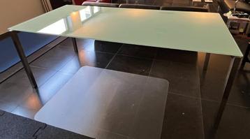 RVS eettafel met groen melkglas blad beschikbaar voor biedingen