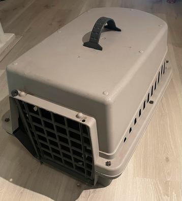 Een kunststof reismand voor kleine huisdieren. beschikbaar voor biedingen