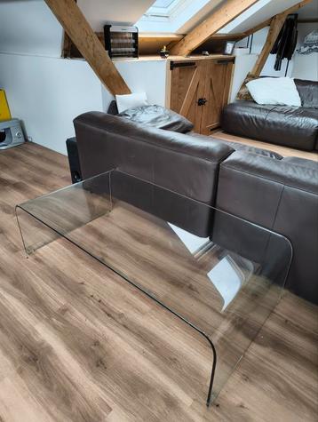 Set van twee glazen tafels beschikbaar voor biedingen