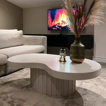 Moderne organische béton ciré salontafel beschikbaar voor biedingen