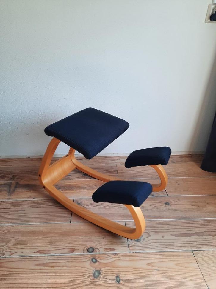 STOKKE ( VARIER ) KNIESTOEL DONKERGRIJS ZGAN, Huis en Inrichting, Bureaustoelen, Zo goed als nieuw, Bureaustoel, Grijs, Ergonomisch
