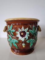 Franse majolica Barbotine bloempot met passiebloem en ram, Ophalen of Verzenden