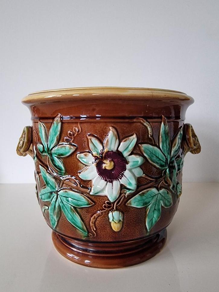 Franse majolica Barbotine bloempot met passiebloem en ram, Antiek en Kunst, Antiek | Keramiek en Aardewerk, Ophalen of Verzenden