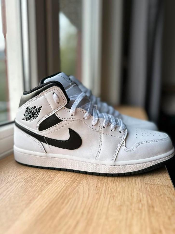 Nike Air Jordan 1 Mid Leer - nieuw/origineel - maat 45, Kleding | Heren, Schoenen, Nieuw, Sneakers of Gympen, Wit, Ophalen of Verzenden