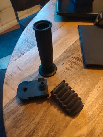 Gratis afhalen 1 handvat en 2 voetsteun rubbers Tenere 700 beschikbaar voor biedingen