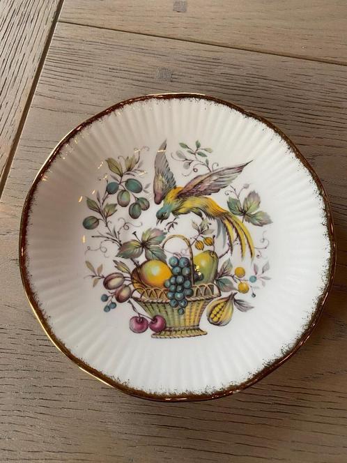 Elizabethan – Schoteltje met fruitmand en vogel, Verzamelen, Porselein, Kristal en Bestek, Gebruikt, Kop en/of schotel, Porselein