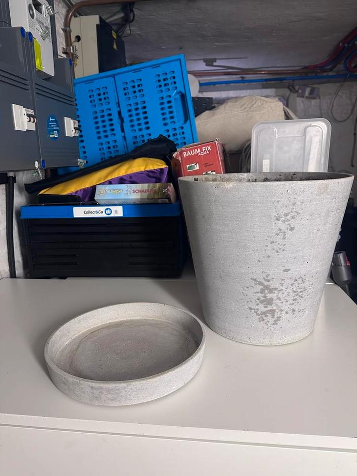 HAY Bloempot XL en XXL met schotel, Tuin en Terras, Bloempotten, Zo goed als nieuw, Beton, Binnen, Minder dan 40 cm, Minder dan 25 cm