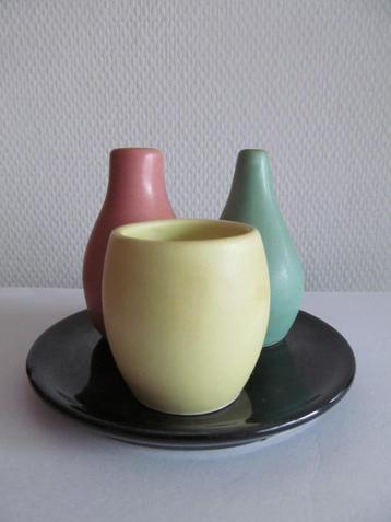 Vintage 50-60 peper, zout en mosterd stel op zwart blaadje. beschikbaar voor biedingen