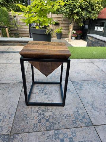 Bijzettafel Diamant mangohout beschikbaar voor biedingen